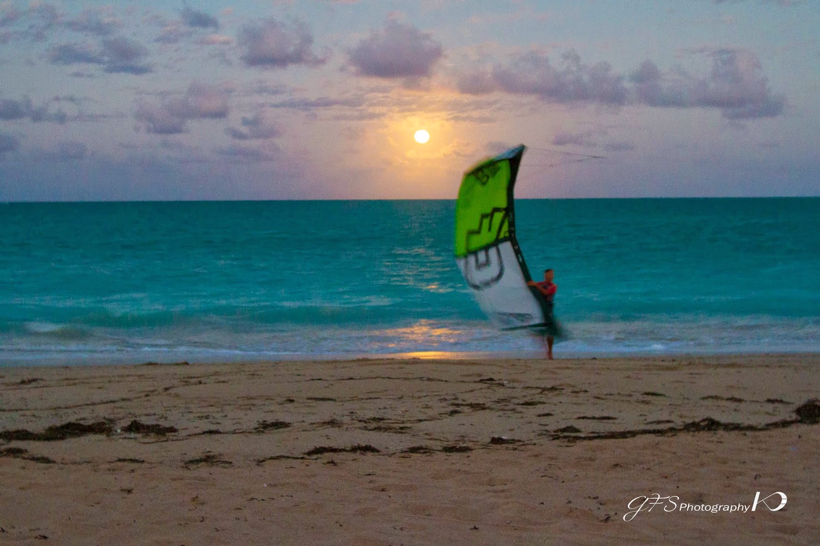 full moon kitesurfing - kite launch