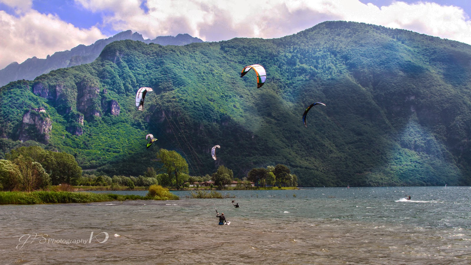 kitesurfing in Idro Lake