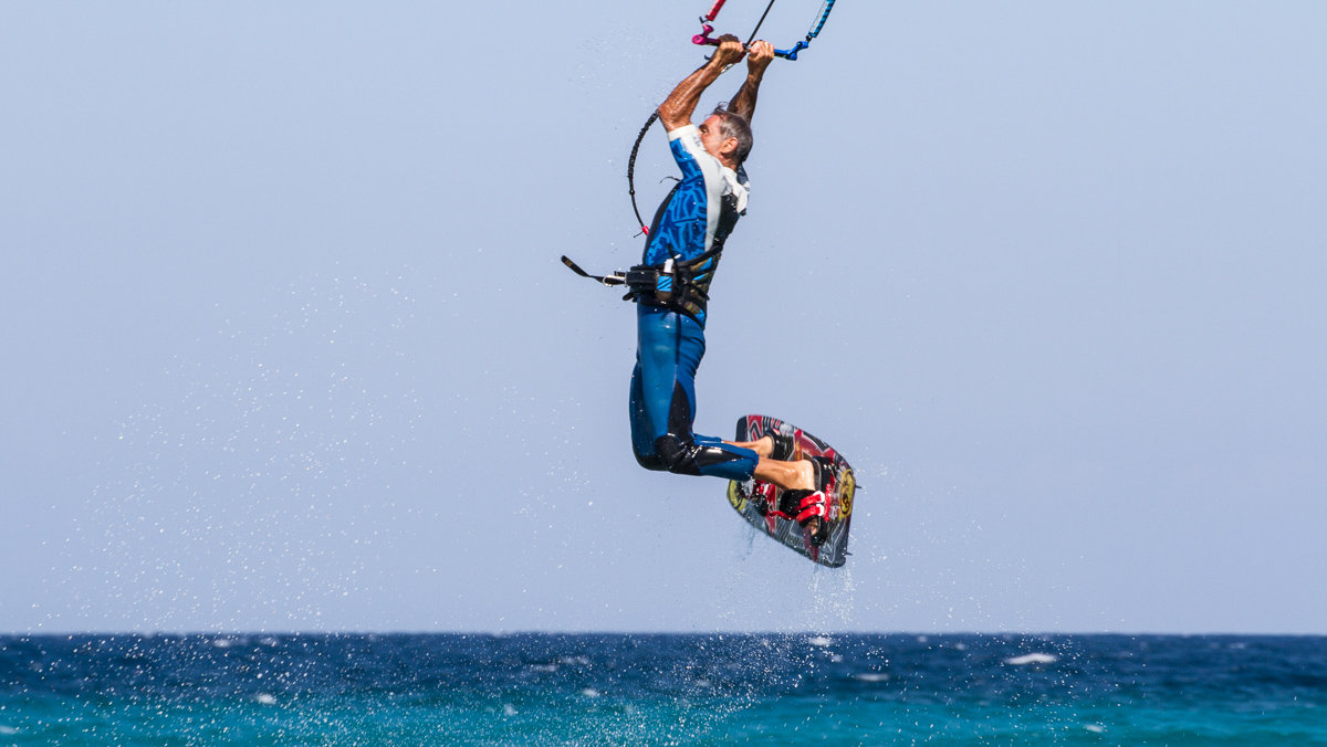 12 tips to purchase your next kitesurfing wetsuit.