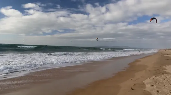 Costa de Caparica kitesurfing spot – beginner wave water