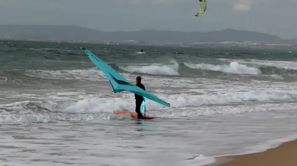 Costa de Caparica kitesurfing spot – beginner wave water