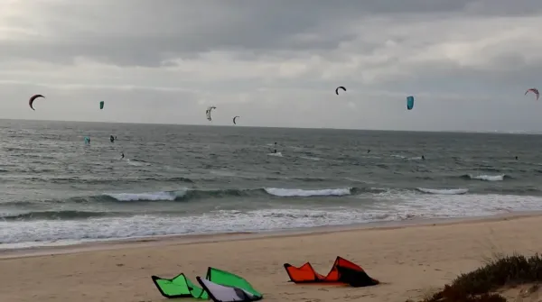 Costa de Caparica kitesurfing spot – beginner wave water