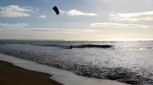 Costa de Caparica kitesurfing spot – beginner wave water