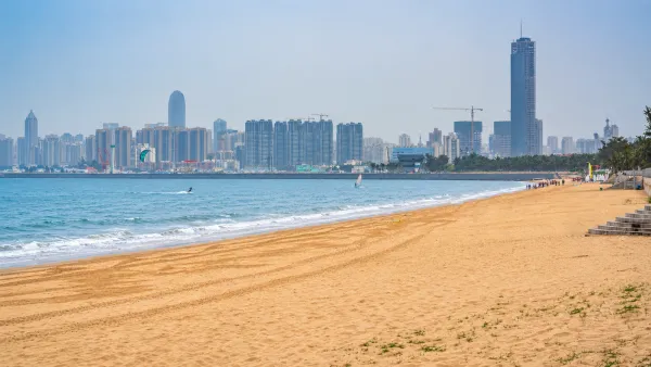 Kitesurfing in Xiuying Beach