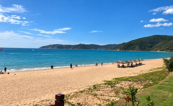 Kitesurfing in Yalong Bay