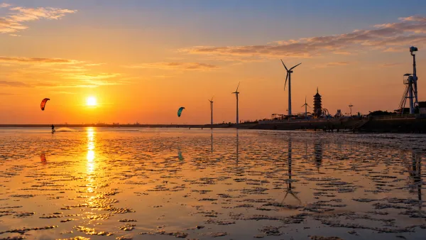 Kitesurfing in Fengxian Mudhole