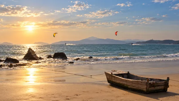 Kitesurfing in Putuoshan Thousand Steps Beach
