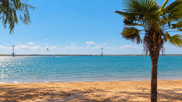 Kitesurfing in San Jia Gang