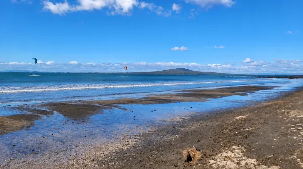 Kitesurfing in Milford Beach