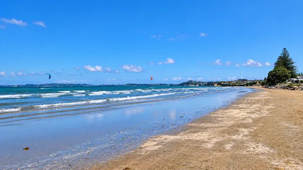 Kitesurfing in Orewa Beach