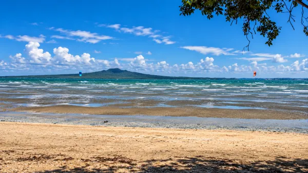 Kitesurfing in Cheltenham Beach