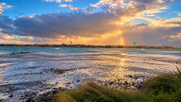 Kitesurfing in Tamaki Estuary Sandbar