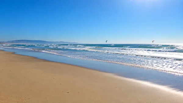 Kitesurfing in Waikuku Beach