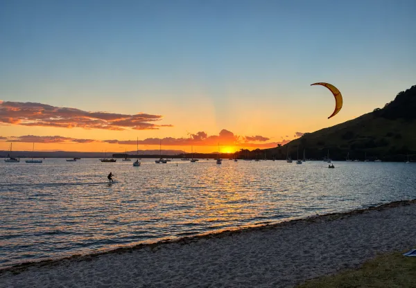 Kitesurfing in Pilot Bay