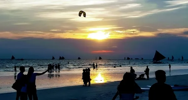 kitesurfing in Boracay White Beach