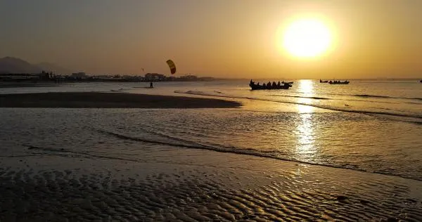 kitesurfing in Qurum Beach Muscat